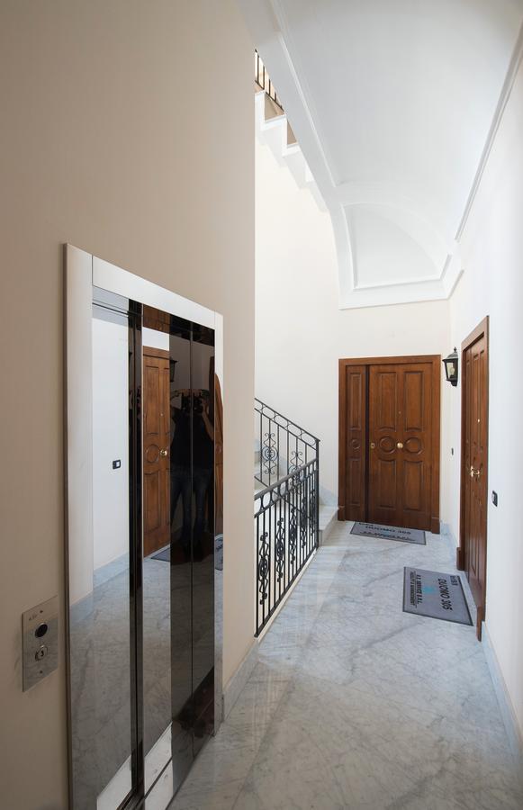 Duomo Regina Apartments Napoli Bagian luar foto